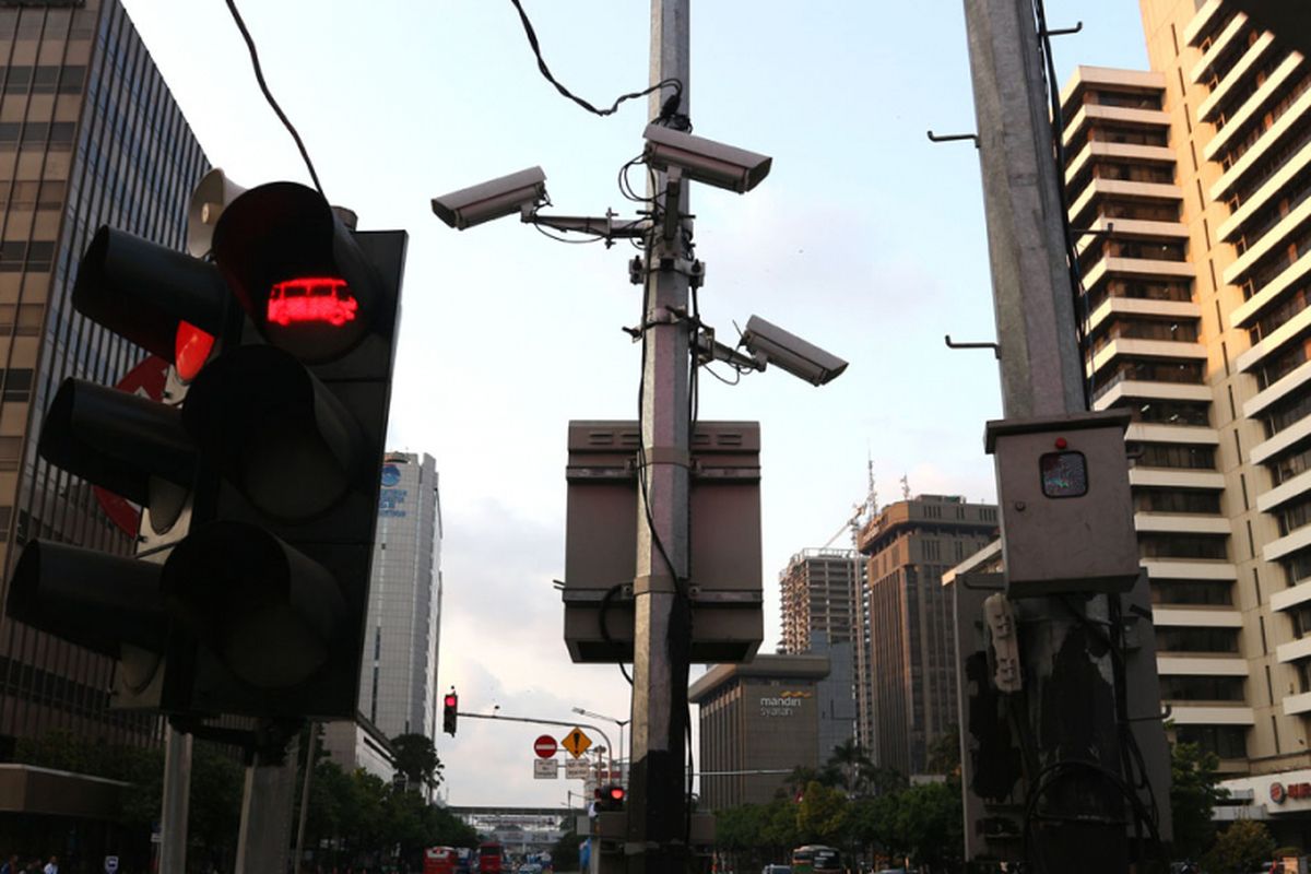 Kamera CCTV yang sudah terpasang di Simpang Sarinah Jalan MH Thamrin, untuk implementasi ETLE atau tilang elektronik.