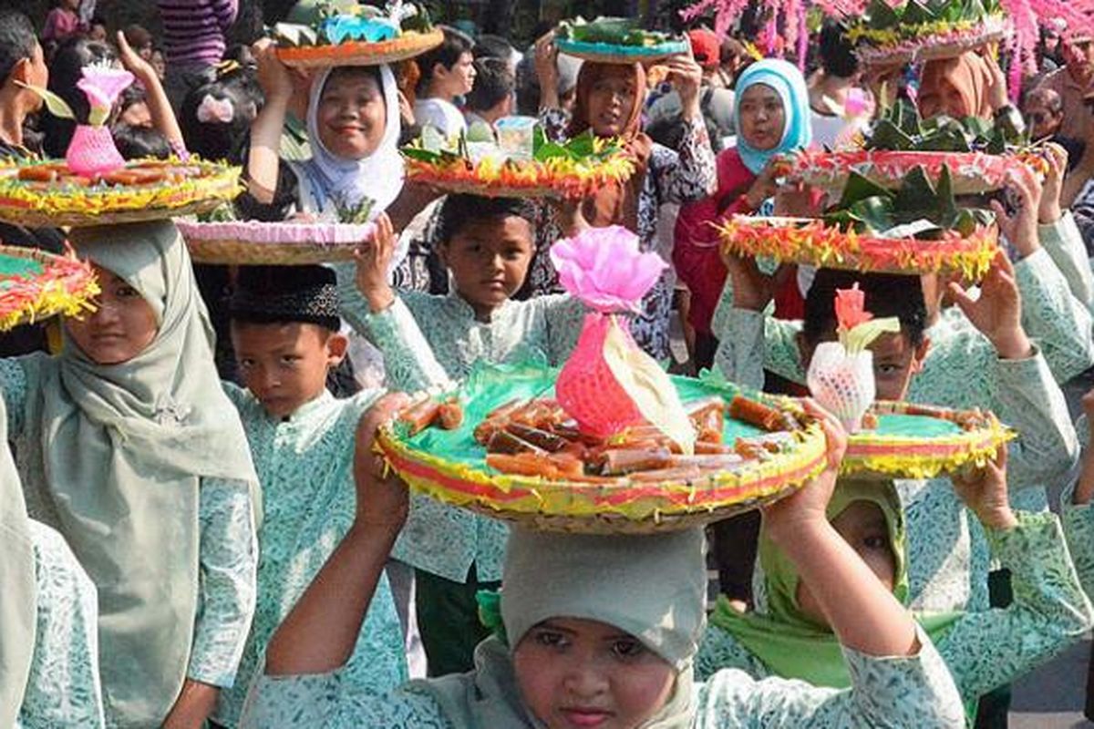 Anak-anak Desa Kaliputu, Kecamatan Kota, Kabupaten Kudus, Jawa Tengah, mengikuti kirab tebokan jenang dalam rangka menyambut tahun baru Islam 1436 Hijriah, akhir Oktober 2014. Jenang merupakan potensi pangan lokal dan tradisional Kudus yang lestari sejak zaman Sunan Kudus hingga kini. Jenang menjadi penghidupan dan penopang ekonomi masyarakat Desa Kaliputu.