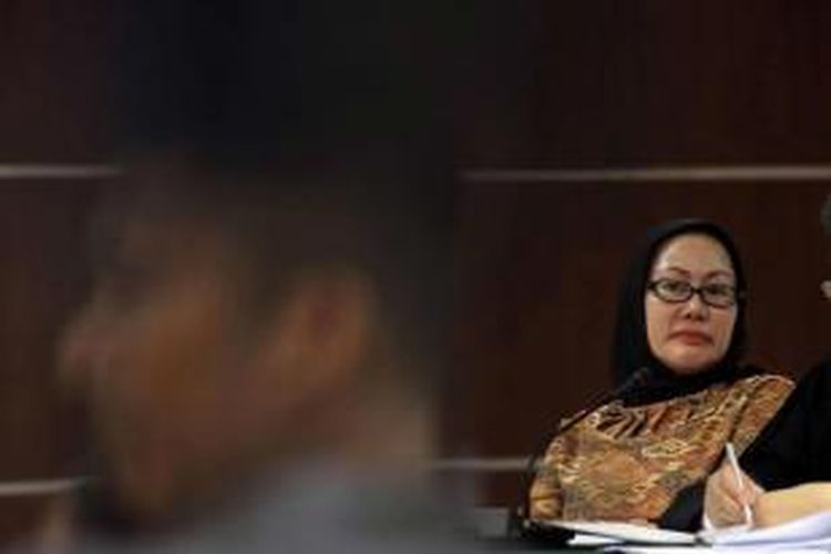 Terdakwa Atut Chosiyah (kanan) menjalani sidang dengan agenda mendengarkan keterangan saksi ajudan Tubagus Chaeri Wardana alias Wawan, Almin Aling, di Pengadilan Tindak Pidana Korupsi, Jakarta, Kamis (5/6/2014). Atut didakwa terlibat dalam kasus dugaan suap sengketa pilkada Lebak di Mahkamah Konstitusi dan terancam hukuman penjara maksimal 15 tahun. 