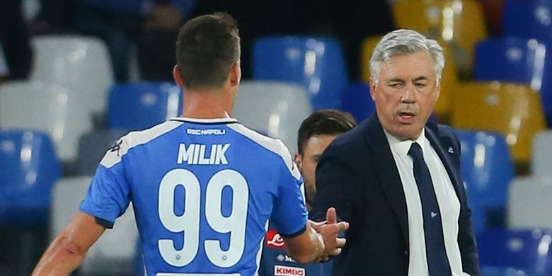 Carlo Ancelotti saat masih menukangi Napoli. Dia bersalaman dengan Milik pada laga Napoli vs Verona di Stadion San Paolo, 19 Oktober 2019. 