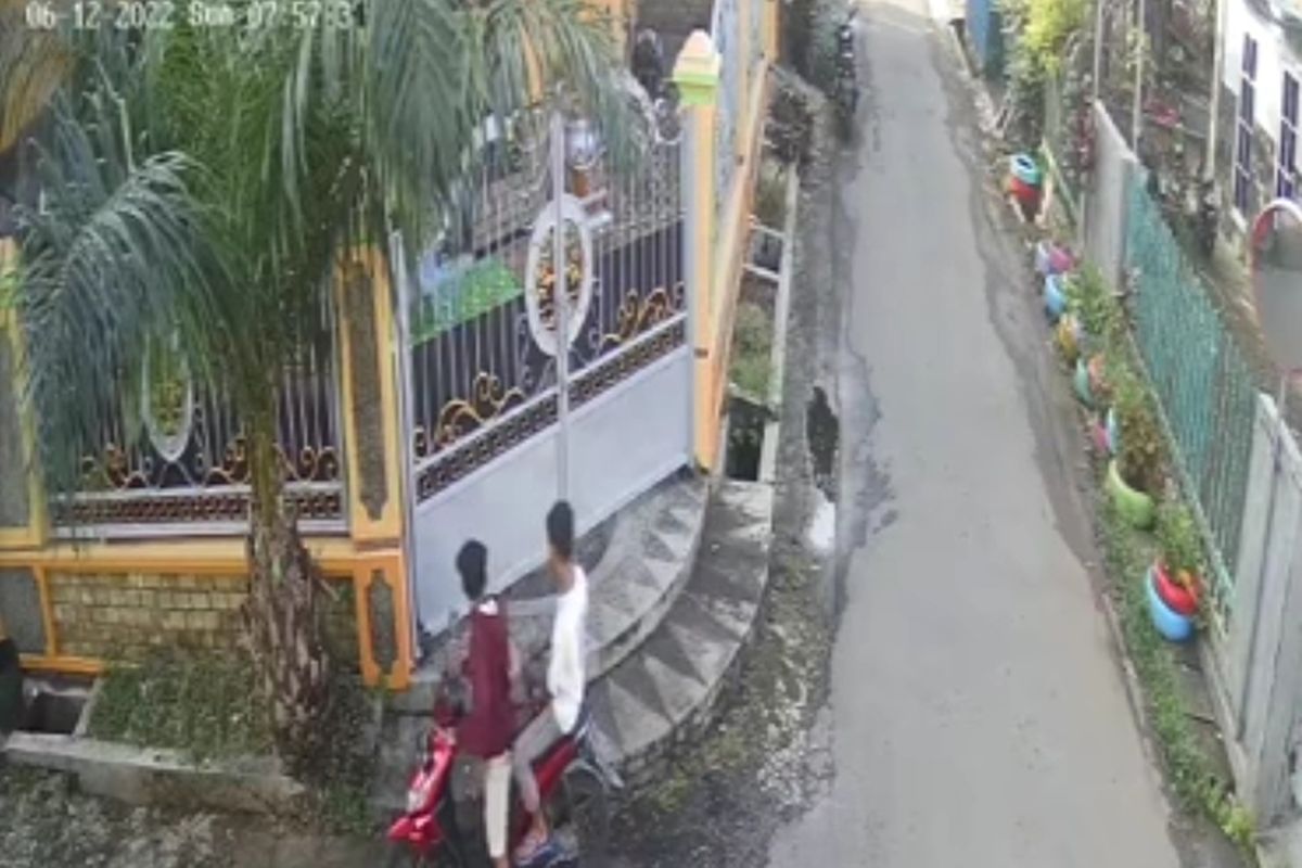 Seorang remaja laki-laki bernama Mohammad Rohmat (16) asal Kota Malang, Jawa Timur terpaksa kehilangan HP-nya jenis Redmi 9A karena dicuri oleh dua pelaku yang tidak dikenal. Peristiwa itu terjadi pada Minggu (12/6/2022) sekitar pukul 07.57 WIB.  