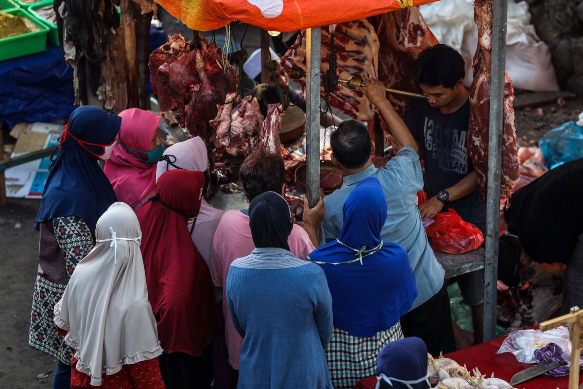 Warga berbelanja kebutuhan lebaran di Pasar Klender, Jakarta Timur, Jumat (22/5/2020). Menjelang Hari Raya Idul Fitri 1441 H, pasar tradisional ramai dikunjungi warga meskipun dalam masa pandemi COVID-19, tanpa memperhatikan protokol kesehatan seperti memakai masker dan menjaga jarak.