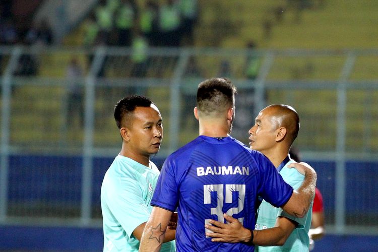 Pelatih fisik Sabah FA Sofie Imam Faizal (kiri) saat berbincang dengan Kurniawan DY dan pemain Arema FC Jonathan Bauman.