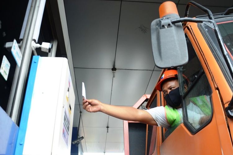 Pengemudi head truck melakukan tap kartu di autogate system di TPK Belawan, Kamis (22/7/2021)