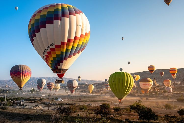 Balon udara adalah contoh teknologi yang menggunakan hukum Archimedes