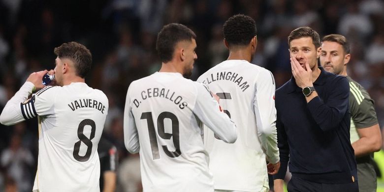 Pelatih Real Madrid, Xabi Alonso, memberikan instruksi kepada para pemainnya dalam laga lanjutan Liga Spanyol 2025-2026 di mana Los Blancos menaklukkan Valencia dengan skor telak 4-0 pada Sabtu (2/11/2025) atau Minggu dini hari WIB.