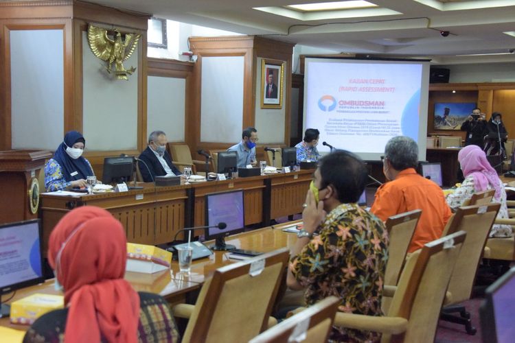 FGD Ombudsman Perwakilan Jabar terkait Evaluasi Pelaksanaan PSBB dalam Penanganan COVID-19 di Jabar Bidang Transportasi di Gedung Sate, Kota Bandung, Kamis (25/6/2020).