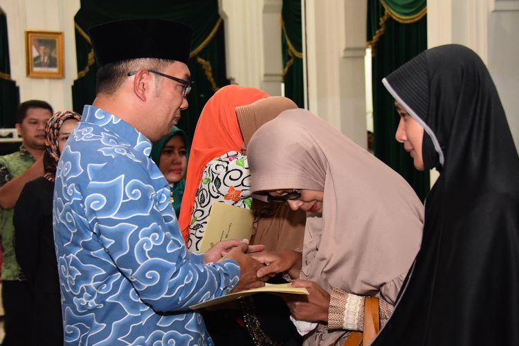 Gubernur Jawa Barat didampingi istri Atalia Praratya, Sekretaris Daerah Iwa Karniwa, dan Ibu Wakil Gubernur Jabar Lina Marlina Ruzhanul Ulum, menyerahkan langsung santunan tersebut di Aula Barat Gedung Sate, Jalan Diponegoro, Kota Bandung, Selasa (23/4/2019).