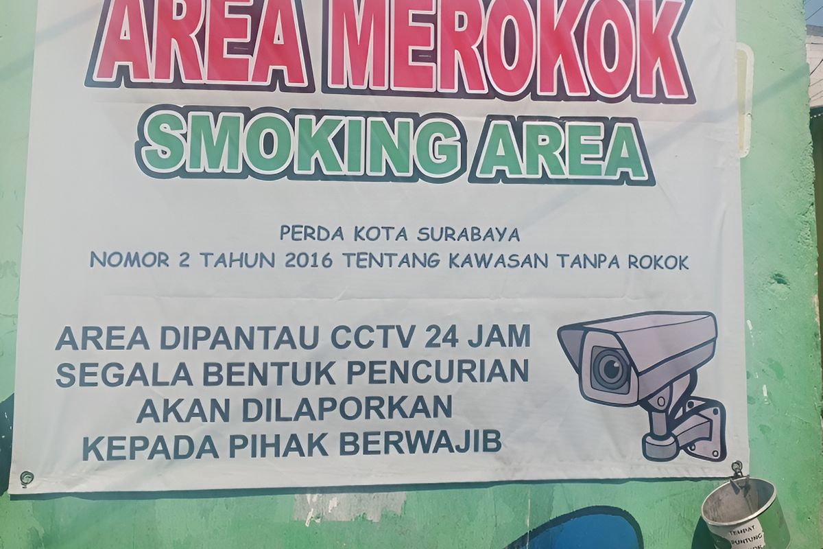 Area bebas merokok di salah satu kampung di pesisir Surabaya pada Senin (28/9/2026).