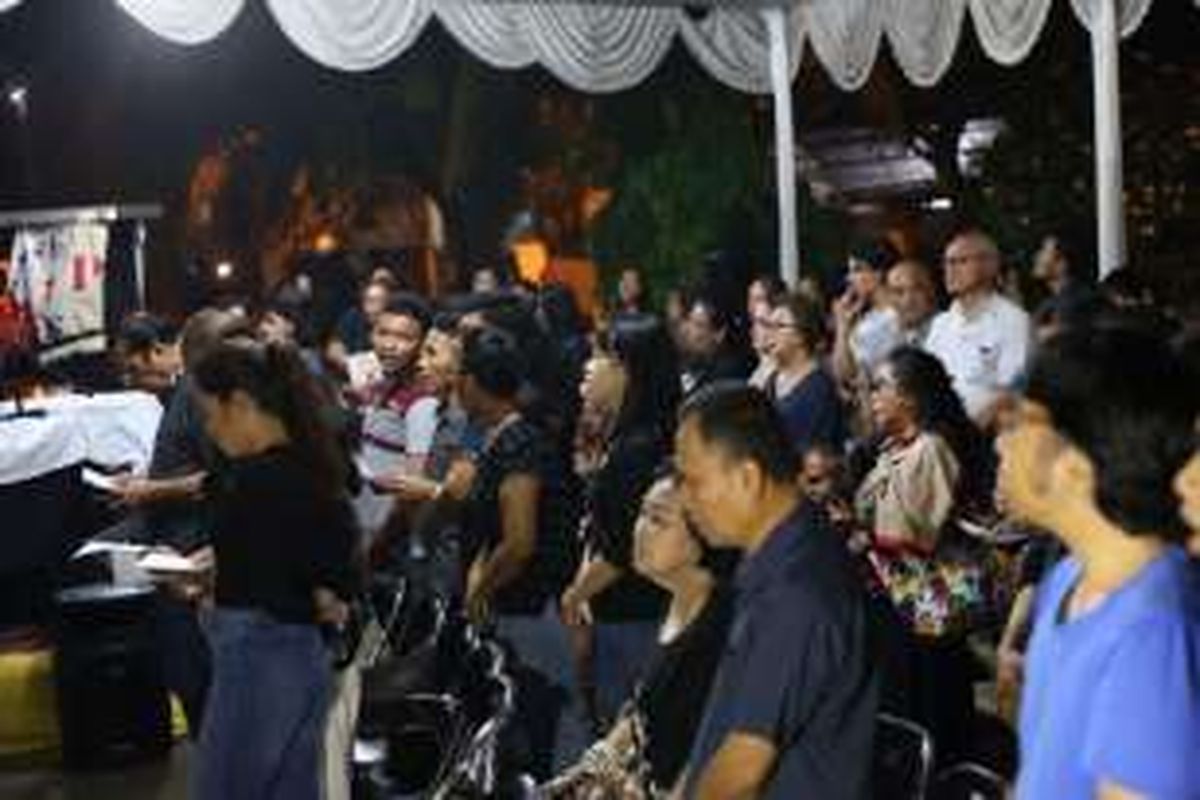 Kebaktian penghiburan digelar di rumah duka Mike Mohede, Jalan Kuricang Raya, Bintaro, Tangerang Selatan, Senin (1/8/2016) malam.