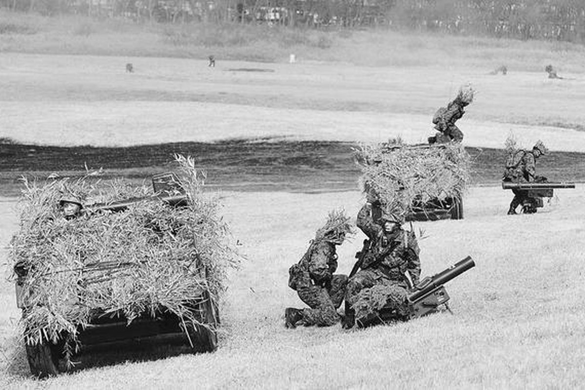 Prajurit Brigade Udara 1 Pasukan Bela Diri Jepang dalam latihan militer di kawasan latihan militer Narashino, Prefektur Chiba, Jepang, Minggu (13/1). Media setempat memberitakan, latihan militer tahunan ini menggunakan skenario pasukan musuh telah menginvasi pulau-pulau terpencil di perbatasan luar Jepang.