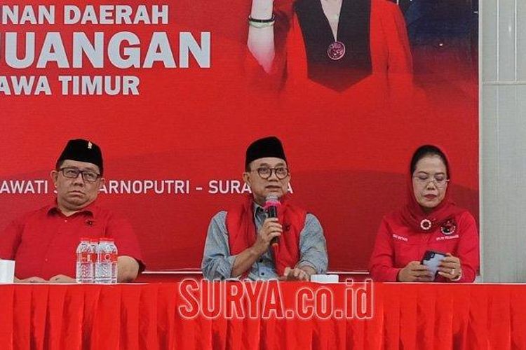 Jajaran DPD PDI Perjuangan Jatim saat mengumumkan pencopotan sejumlah pengurus dari jajaran DPC PDI Perjuangan Surabaya, Jumat (2/5/2025). Dari keputusan yang diambil, PDI-P mencopot Adi Sutarwijono sebagai Ketua DPC dan Achmat Hidayat dari posisi Wakil Sekretaris. 
