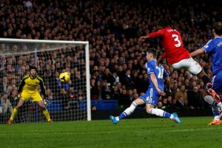 Bek Manchester United (MU), Patrice Evra, saat melepaskan tendangan ke gawang Chelsea dalam lanjutan Premier League di Stadion Stamford Bridge, Minggu (19/1/2014). 
