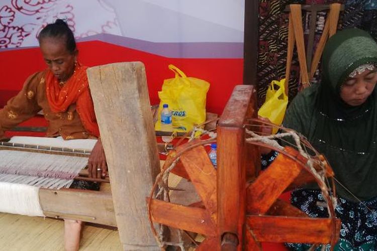 Aktivitas pembuatan batik Gedog milik Nanik Nandiana Ningsih di Tuban.