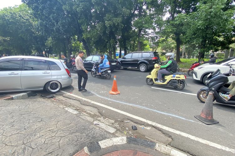 Sopir Diduga Mengantuk, Truk Boks Seret Mobil Parkir di Lenteng Agung Jaksel 