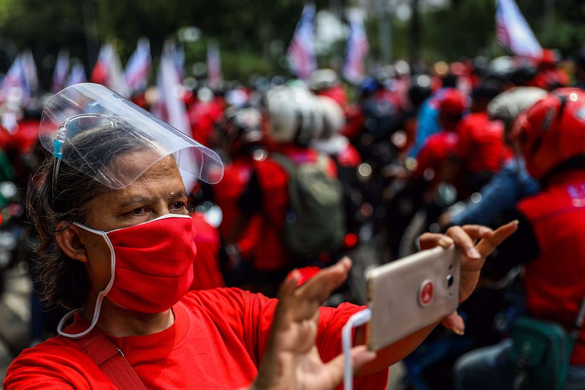 Massa dari Konfederasi Serikat Buruh Seluruh Indonesia (KSBSI) menggelar aksi unjuk rasa menolak pengesahan omnibus law Undang-Undang Cipta Kerja di jalan Medan Merdeka Barat tepatnya depan Gedung Sapta Pesona mengarah ke Istana Negara, Jakarta Pusat, Senin (12/10/2020). Mereka menuntut pengesahan UU Cipta Kerja itu yang tidak mengakomodir usulan dari mitra perusahaan, Undang-undang Cipta Kerja klaster Ketenagakerjaan sangat mendegradasi hak-hak dasar buruh serta mendesak soal kontrak kerja tanpa batas, outsourcing diperluas tanpa batas jenis usaha, upah dan pengupahan diturunkan dan besaran pesangon diturunkan. outsourcing adalah, apa itu outsourcing, arti outsourcing