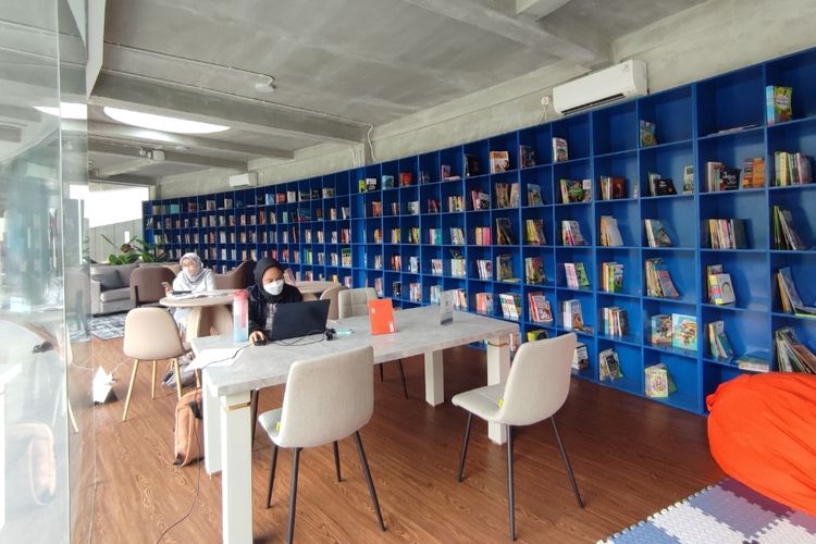 Perpustakaan di Taman Literasi Martha Christina Tiahahu yang berada di kawasan Blok M, Kebayoran Baru, Jakarta Selatan. 