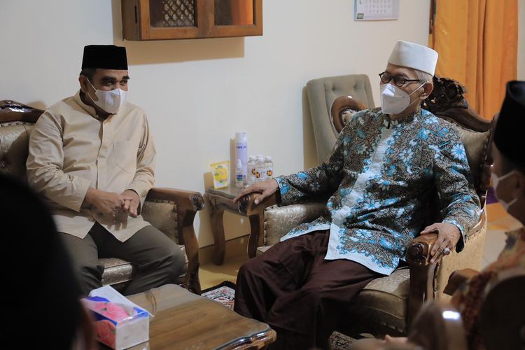 Sekretaris Jenderal Partai Gerindra Ahmad Muzani bertemu dengan Rais Aam Pengurus Besar Nahdlatul Ulama (PBNU) KH Miftahul Akhyar di kediaman Miftahul di kawasan Rawamangun, Jakarta Timur, Selasa (13/4/2021). 