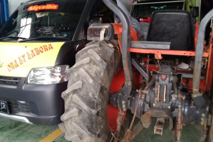 Foto//Satu Unit Mesin Traktor Roda Empat Yang Diduga Digelapkan RA