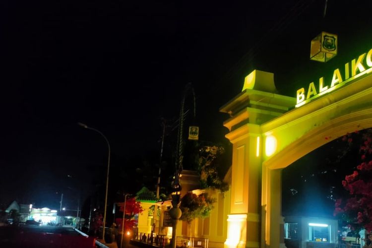 Lampu jalan di kawasan Alun-alun Kota Tegal yang berada di depan Balai Kota Tegal dipadamkan, Rabu (2/12/2020) malam