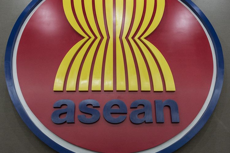 Logo Asosiasi Negara-negara Asia Tenggara (ASEAN) saat terpampang di Sekretariat ASEAN di Jakarta, Indonesia, 29 Juli 2025.