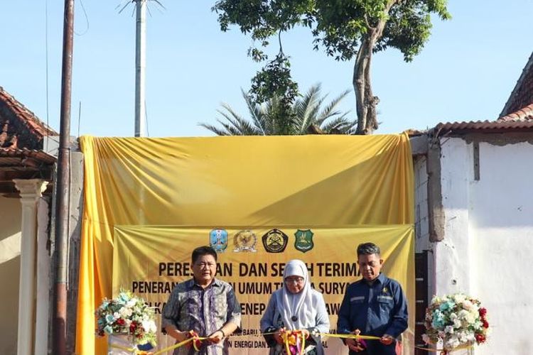 Kementerian Energi dan Sumber Daya Mineral (ESDM) melakukan serah terima secara simbolis 55 penerangan jalan umum tenaga surya (PJU-TS) yang sudah terpasang di Kabupaten Sumenep, kepada Pemerintah Daerah Sumenep.