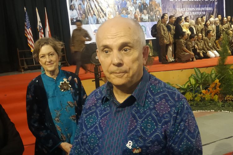 Dubes AS Donovan seusai melantik relawan Peace Corps di Kediri, Jawa Timur, Senin (2/12/2019).