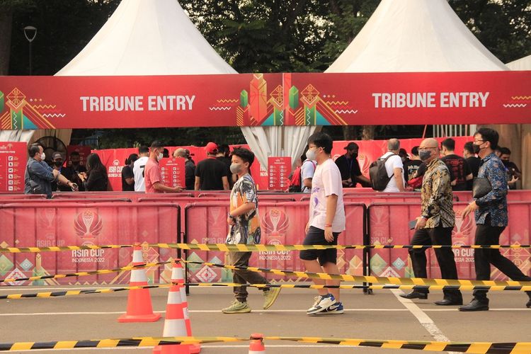Suasana gerbang masuk penonton menuju tribune Istora Senayan, Jakarta, menjelang laga Indonesia vs China dalam rangkaian playoff perempat final FIBA Asia Cup 2022, Senin (18/7/2022) sore WIB.