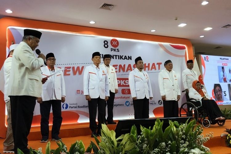 Presiden PKS Ahmad Syaikhu melantik 11 anggota Dewan Penasihat PKS di kantor DPP PKS, Pasar Minggu, Jakarta Selatan, Jumat (20/1/2023). 