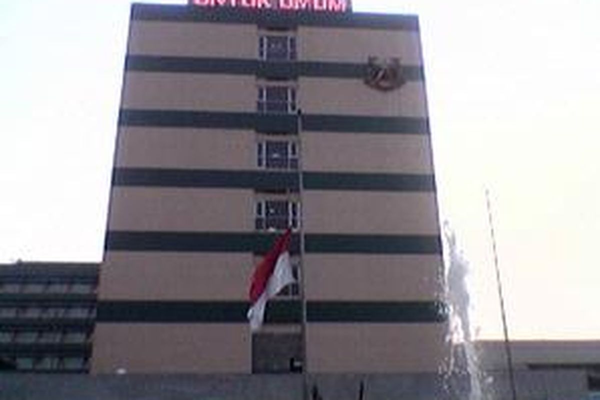 Para mahasiswa menurunkan bendera merah putih setengah tiang di Rumah Sakit Pusat Pertamina (RSPP) dalam aksi solidaritas kematian Maftuh Fauzi, Jumat (20/6).