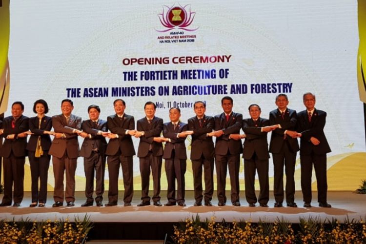 Mentan Amran Sulaiman (4 dari kiri) berfoto bersama Menteri Pertanian, Perikanan, dan Kehutanan se-ASEAN dalam pertemuan Menteri Pertanian, Perikanan, dan Kehutanan ASEAN (AMAF) Ke-40 di Hanoi, Vietnam, pada Kamis (11/10/2018).