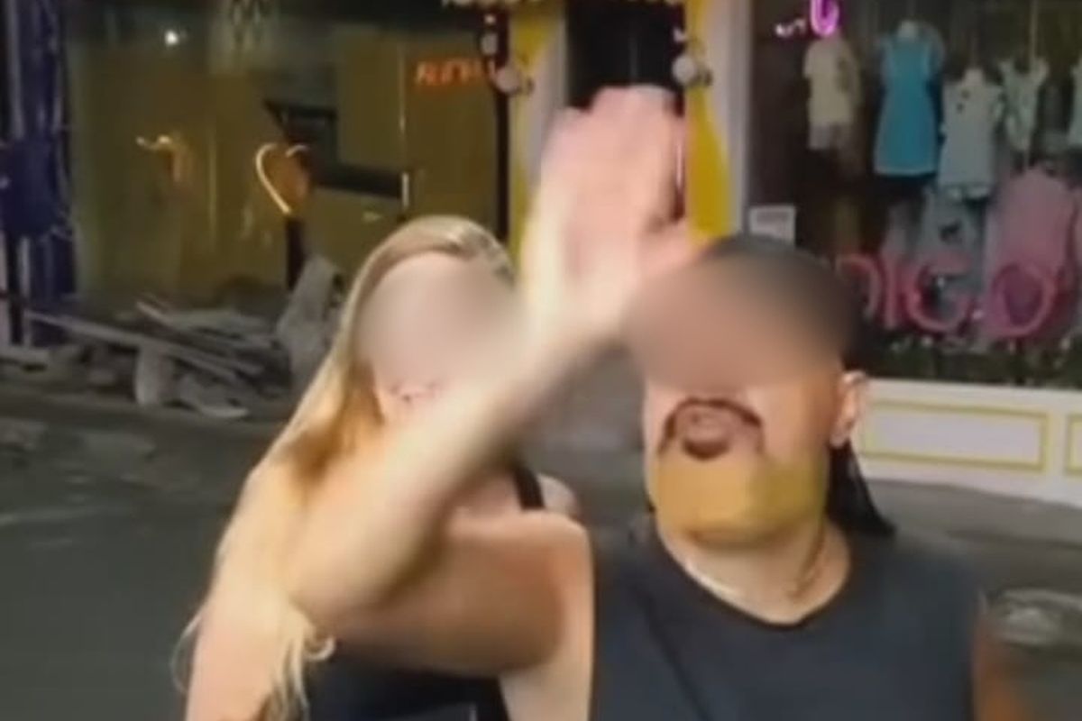 Tangkapan layar aksi pamer kelamin yang dilakukan warga negara Denmark, berinisial CM dan CAP, di sebuah jalan raya di wilayah Bali