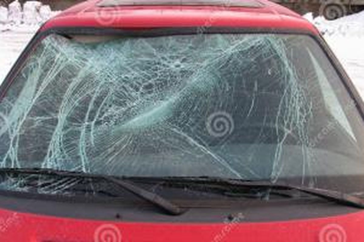 Kaca depan mobil yang terkena benturan namun tidak pecah berkeping-keping melainkan tetap menempel.