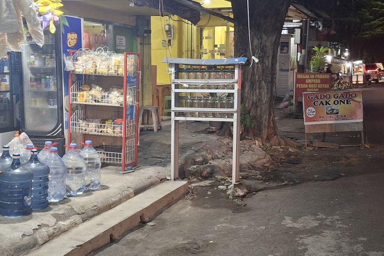 Botol bensin eceran di toko kelontong Lumajang kosong gara-gara sulit dapat BBM, Selasa (29/7/2025).
