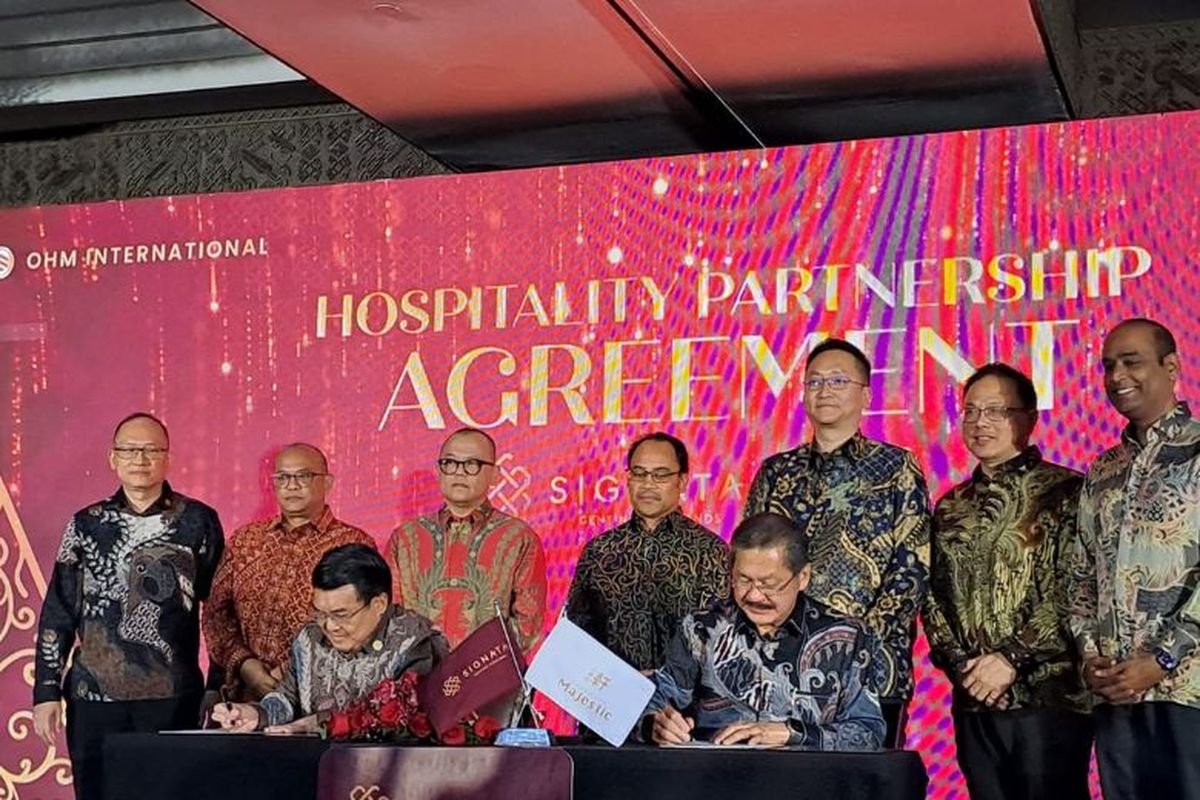 Omega Hotel Management (OHM) International Sdn Bhd mengumumkan kemitraan strategis di bidang perhotelan dengan Ion Majestic Hospitality Sdn Bhd untuk meluncurkan properti bintang lima terbaru, Signata Genting Highland. penandatanganan nota kesepahaman antara perwakilan OHM dan perwakilan Ion Majestic di Sumba Ballroom, Hotel Borobudur, Jakarta, Kamis (21/11/2024). 