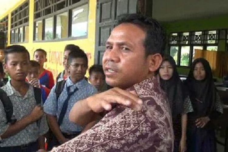 Muhtar, guru SMP Bambanglamotu menceritakan kronologi kejadian hingga dirinya dianiaya siswanya dengan balok kayu, Senin (7/8/2017).