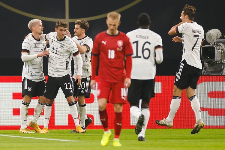 Luca Waldschmidt (dua dari kiri) merayakan gol bersama rekan satu timnya pada laga uji coba internasional yang mempertemukan Jerman vs Ceko di Red Bull Arena, Kamis (12/11/2020) dini hari WIB.