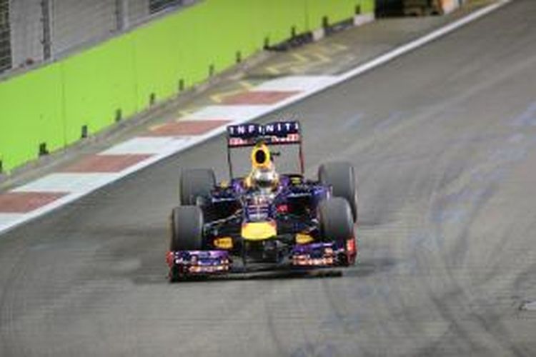 Pebalap Red Bull Racing, Sebastian Vettel, memacu mobilnya di Sirkuit Marina Bay Street, pada GP Singapura, Minggu (22/9/2013).