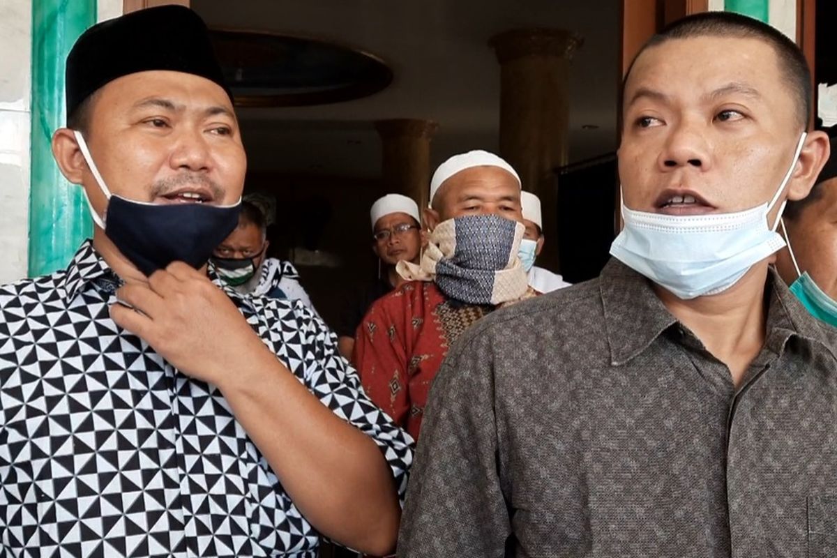 Para pengurus masjid Al Istiqomah di Cengkareng, Jakarta Barat, Minggu (27/12/2020) setelah insiden pelemparan bom molotov.
