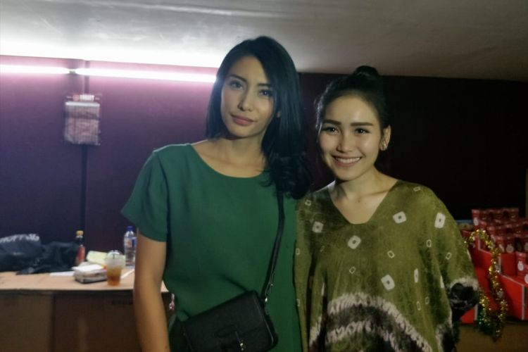 Tyas Mirasih dan Ayu Ting Ting menghadiri acara jumpa penggemar film Dimsum Martabak di XXI Blok M Square, Kebayoran, Jakarta Selatan, Selasa (19/6/2018).