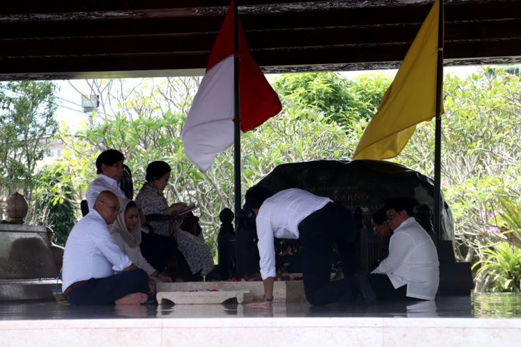 Megawati Ziarah ke Makam Bung Karno, Hasto: Doakan Rakyat Sabar Hadapi Situasi Akibat Krisis Teluk