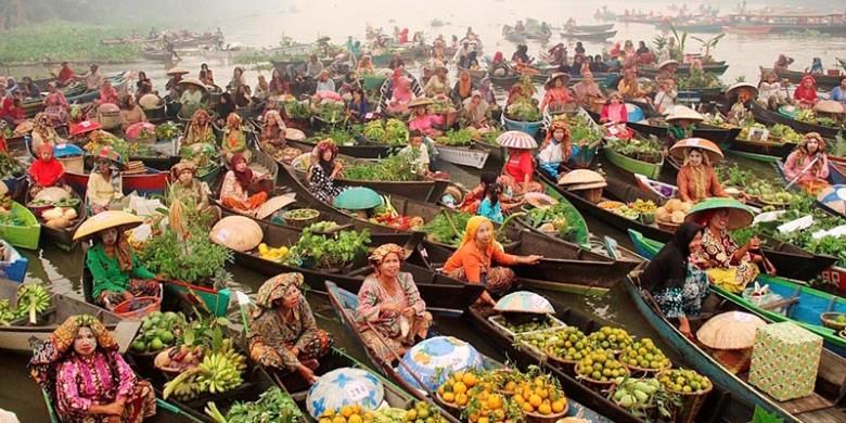 Para pedagang tradisional di Pasar Terapung Lok Baintan mengikuti kontes jukung atau perahu hias di Sungai Martapura, Dermaga Sungai Pinang, Kecamatan Sungai Tabuk, Kabupaten Banjar, Kalimantan Selatan, Sabtu (24/10/2015). Kontes yang diikuti lebih dari 300 pedagang pasar terapung tersebut bertujuan untuk melestarikan budaya sungai, sekaligus menjadi ajang promosi obyek wisata Pasar Terapung Lok Baintan.