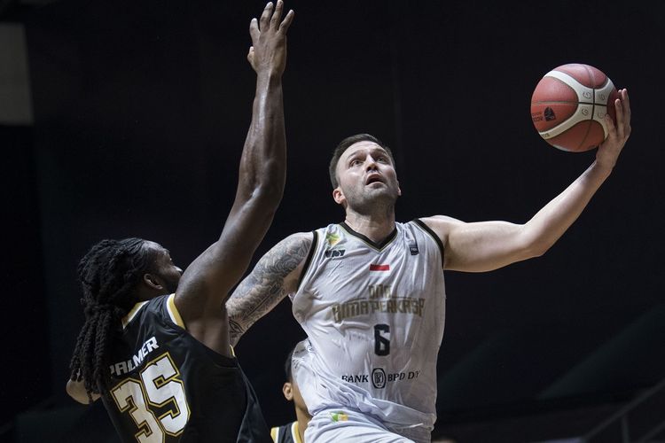 Pemain Dewa United Surabaya Darryl James Palmer (kiri) berusaha menghalangi pergerakan pemain DNA Bima Perkasa Jogja David Tanner Atkinson (kanan) dalam pertandingan Seri 1 Jakarta Indonesian Basketball League (IBL) 2022 di Hall Basket Senayan, Kompleks Gelora Bung Karno (GBK), Senayan, Jakarta, Senin (17/1/2022). Dewa United Surabaya menang atas DNA Bima Perkasa Jogja dengan skor 73-72. ANTARA FOTO/Aditya Pradana Putra/wsj.