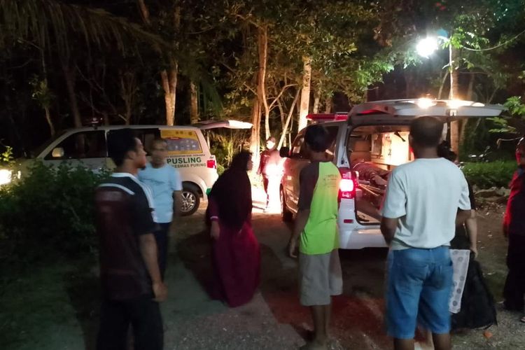 Warga Desa Sitiadi, Kecamatan Puring, Kabupaten Kebumen, Jawa Tengah, dilarikan ke rumah sakit karena diduga mengalami keracunan makanan.