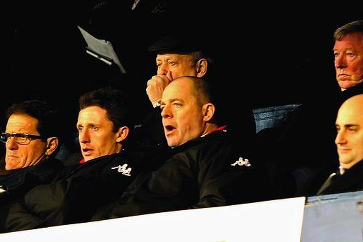 Pelatih tim nasional Inggris, Fabio Capello (kiri), dan Pelatih Manchester United Sir Alex Ferguson (kanan), menyaksikan pertandingan Liga Inggris antara  Fulham dan Bolton Wanderers di Craven Cottage, Sabtu (17/12). Hingga menit ke-84, Fulham unggul 2-0.