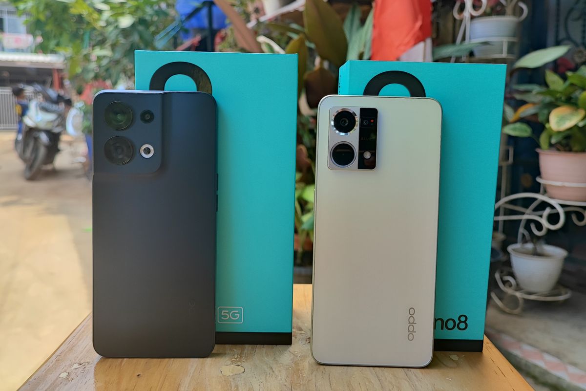 Oppo Reno 8 5G (kiri) dan Oppo Reno 8 4G (kanan) bersama dengan kotak kemasan yang didominasi warna hijau tosca.