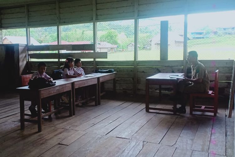 Potret Sekolah Perbatasan RI-Malaysia: Murid Terjang Lumpur, Guru Bawa Papan Tambal Lantai