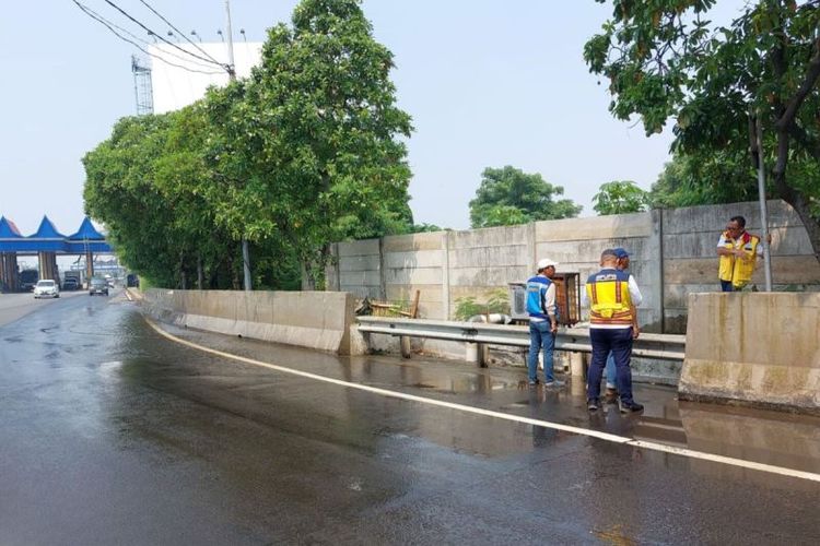 Genangan air di ruas jalan tol Sedyatmo dipastikan telah surut sepenuhnya pada Sabtu (23/3/2024). 
