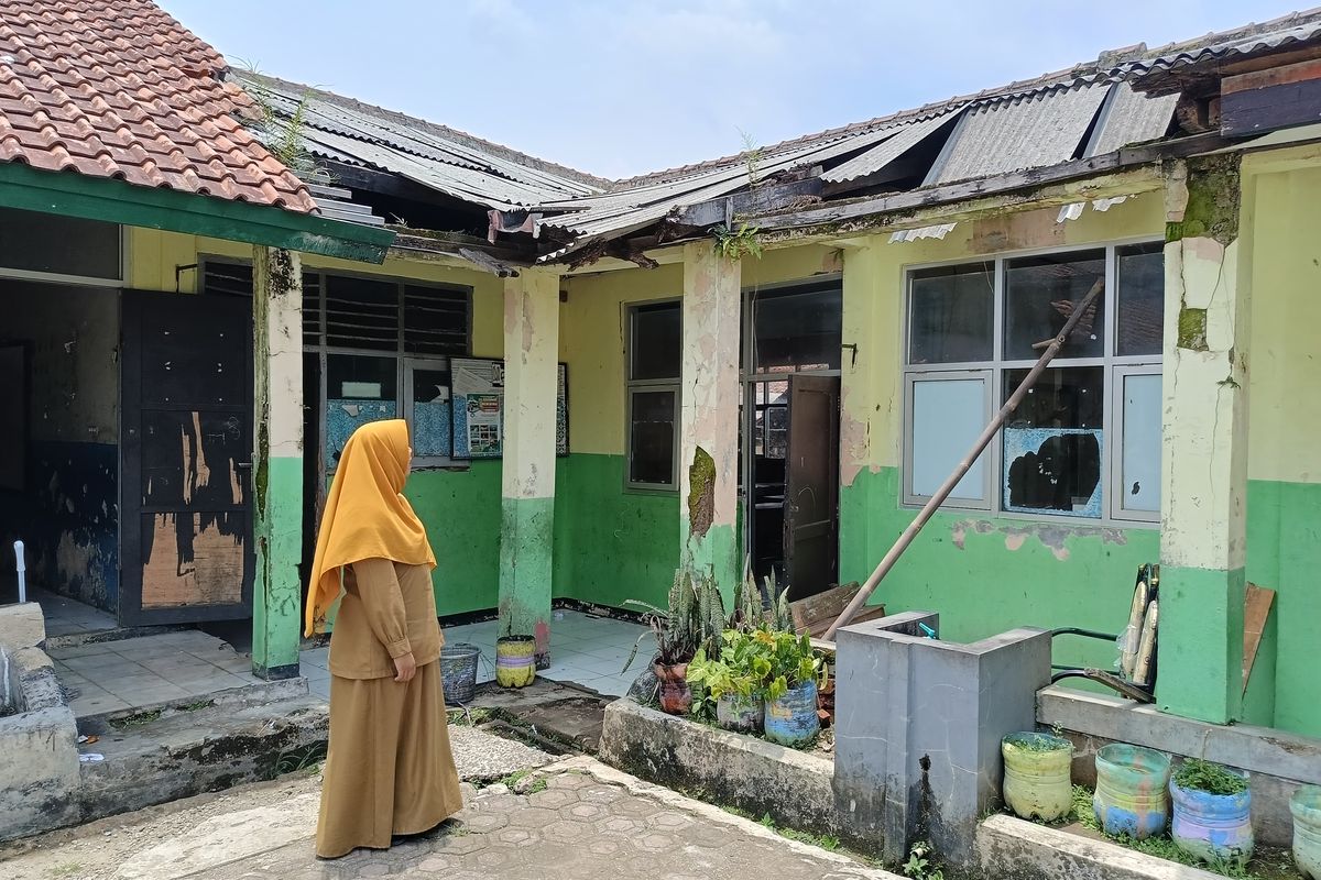 Kondisi atap asbes salah satu ruang kelas yang ambruk di SDN Cibitung 1, Kecamatan Tenjolaya, Kabupaten Bogor.