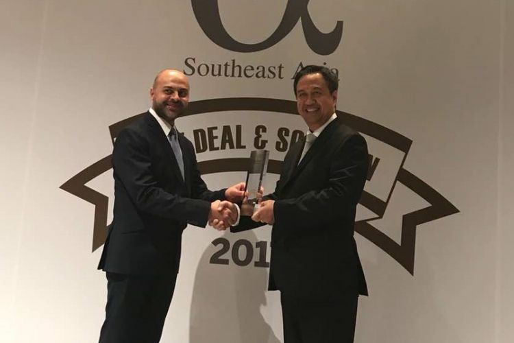 CEO Alpha Southeast Asia Siddiq Bazarwala kepada Direktur Tresuri Internasional BNI Panji Irawan (kanan) di Sofitel Damansara, Kuala Lumpur ? Malaysia, Selasa (13 Februari 2018).